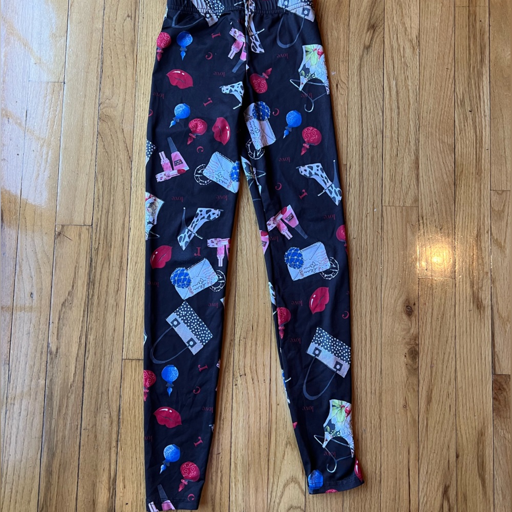 So nikk girls leggings! Trendy and cute. Size small. Black with fashion designs